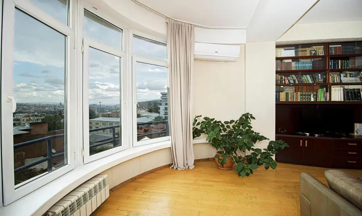 1Br Apartment With Balcony On Mtatsminda Tbilisi